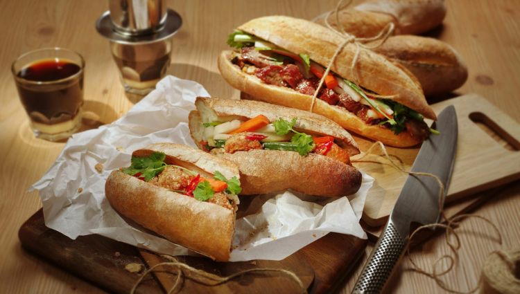 bánh mì kẹp thịt bao nhiêu calo