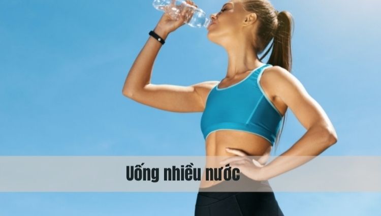 Giảm mỡ cánh tay bằng cách uống nhiều nước 