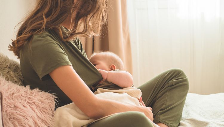 Nuôi con bằng sữa mẹ là một trong những cách giảm mỡ bụng sau sinh hiệu quả 