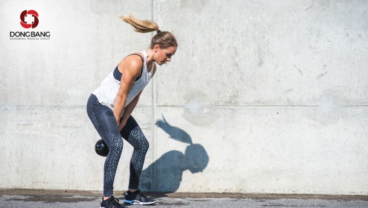 Động tác Kettlebell Swing sử dụng tạ là chủ yếu 