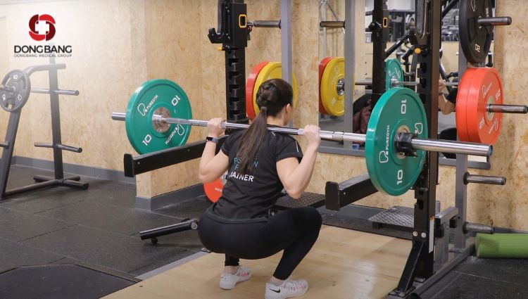 Thực hiện Squat lưng giúp giảm béo toàn thân 