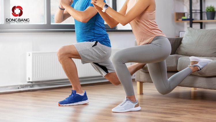 Hãy tập lunges cùng với người thân 