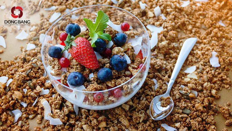 Granola là sự kết hợp giữa trái cây khô, hạt và yến mạch