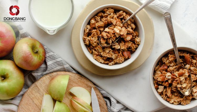 Kết hợp granola với táo và mật ong để giảm cân