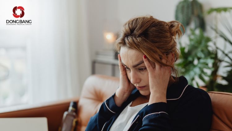 1 trong những nguyên nhân là căng thẳng, stress kéo dài 