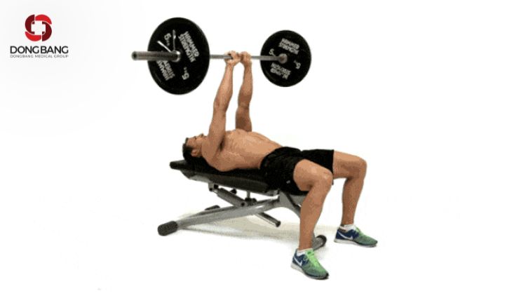 Bài tập bench press tay hẹp tăng cường sức mạnh cơ tam đầu