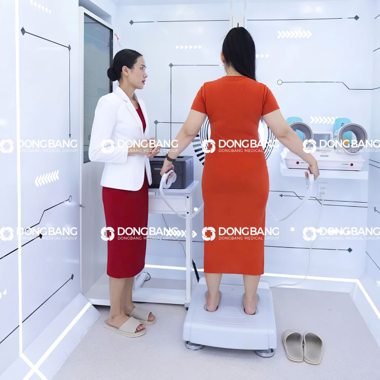 Khách hàng đến Viện thẩm mỹ Dongbang sẽ được kiểm tra sức khỏe