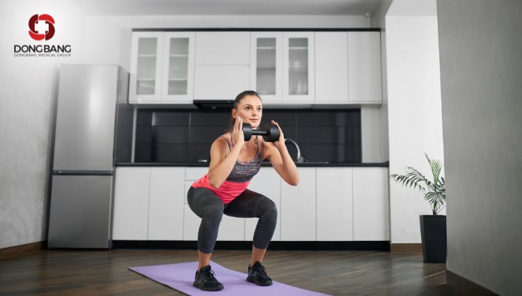 Thực hiện động tác squat với tạ tại nhà 